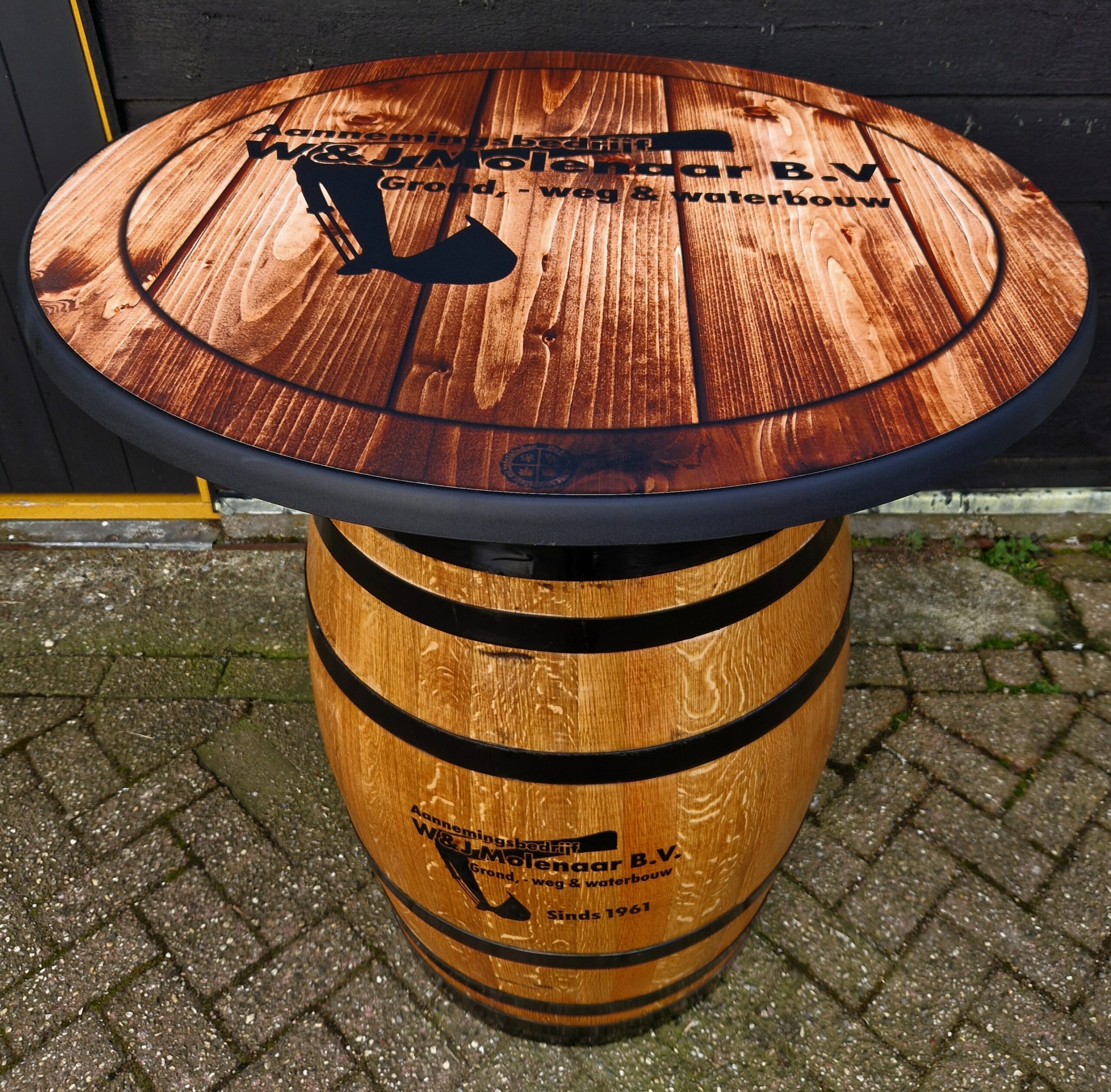 tontafel van wijnvat met reclame dekornschuur.nl 4