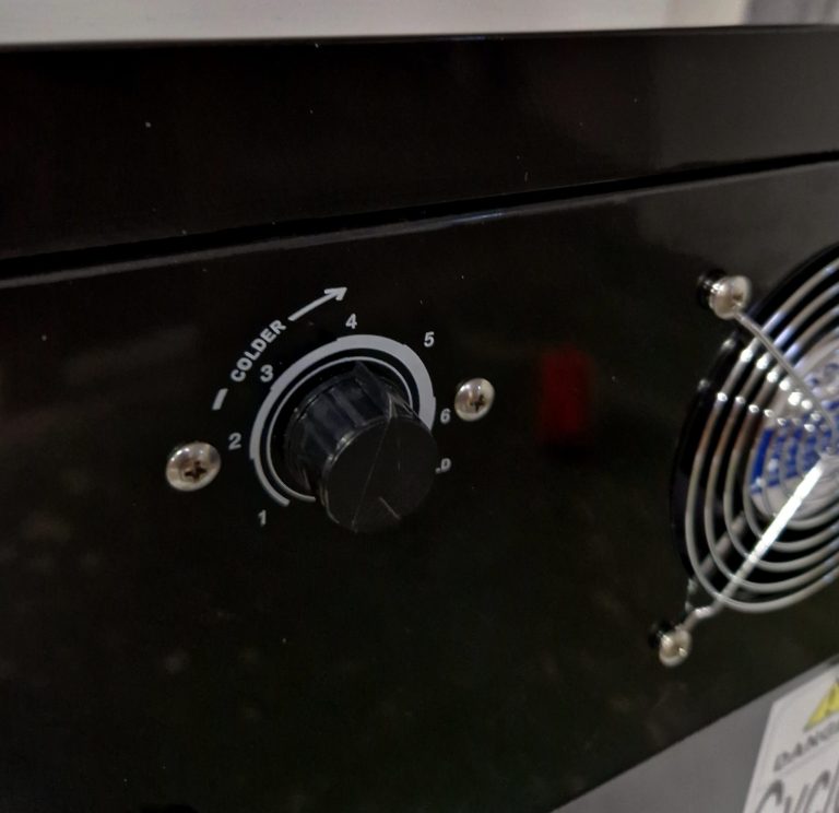 10-1-koelkast-snelkoeler-glasdeur-backbar-koudpilsje.nl-koelkast-met-reclame-dekornschuur.nl-fietsenrekmetreclame.nl_-scaled-2-768x744-1